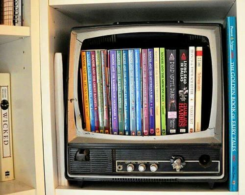 unikt kreative bokhyller og bokhyller som tar opp gamle TV -er fra 70 -tallet