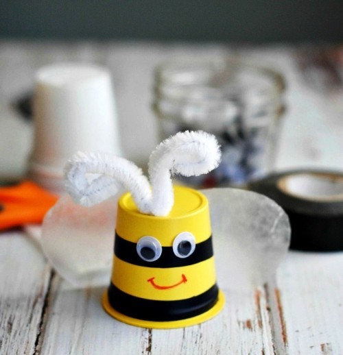 Tinker med kaffekapsler søt bie