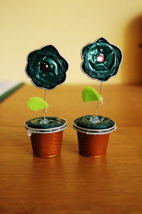 Lag med kaffekapsler blomster og potter