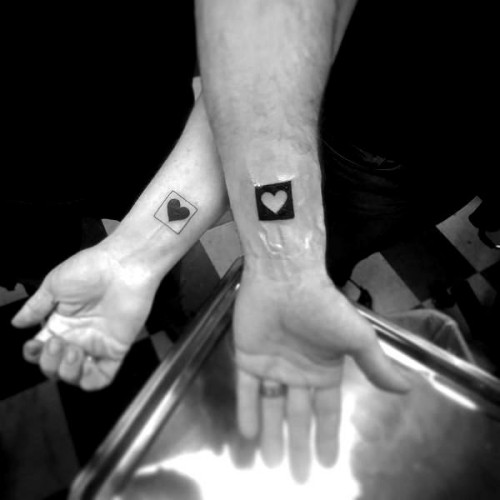 Negativní vesmírné tetovací motivy pro párová srdce