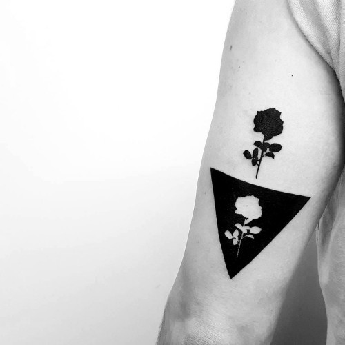 Negativní vesmírné tetovací motivy možná pro pár růží