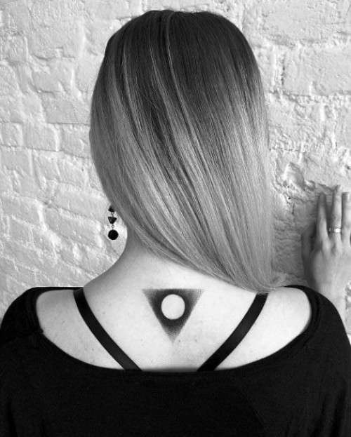 Negativní prostorové tetovací motivy trojúhelník a kruh geometrické a mystické