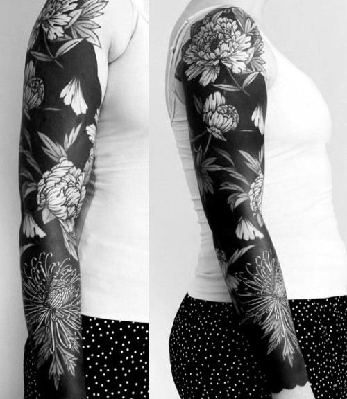 Negativní prostorové tetovací motivy celá paže s květinami na černém pozadí