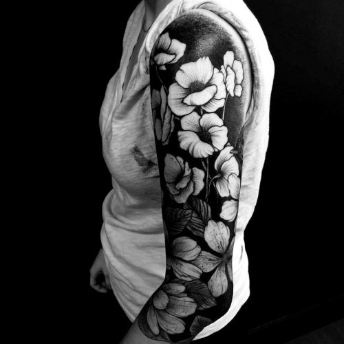 Negativní prostor tetování motivy květiny na černém pozadí