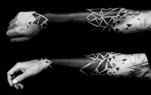 Negativní prostorové tetovací motivy na černém lámání předloktí