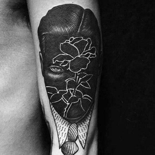 V mužské tváři se objevily negativní motivy vesmírného tetování