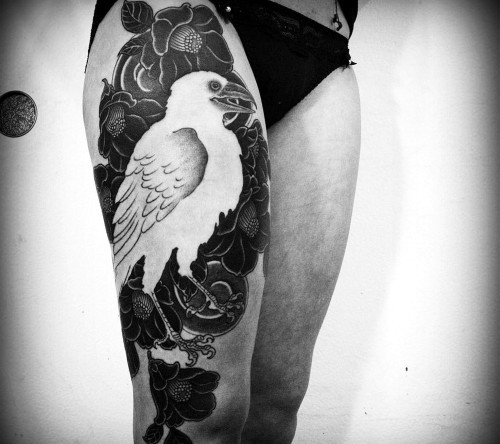 Negativní prostorové tetovací motivy bílá vrána na noze