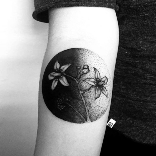 Negativní prostor tetování motivy lilie dotwork pozadí