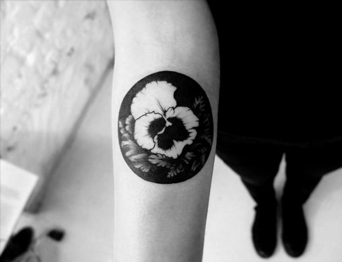 Negativní prostorové tetovací motivy bílá fialová na černém pozadí