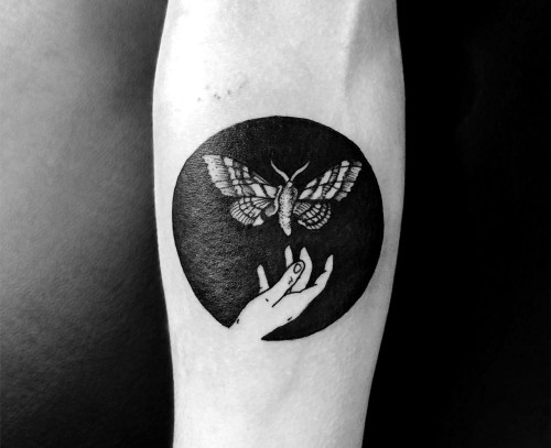 Motiv a ruka negativního prostoru tetování
