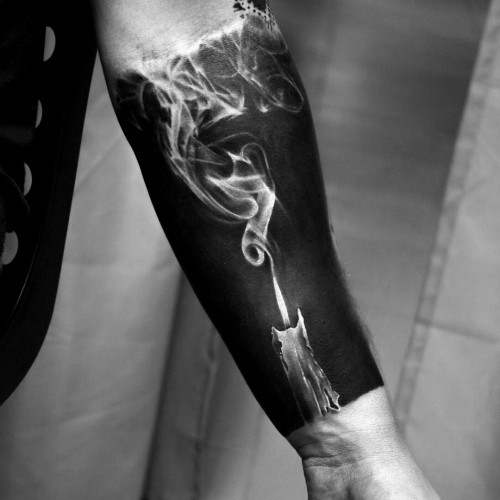 Negativní vesmírné tetovací motivy svíčka a kouř