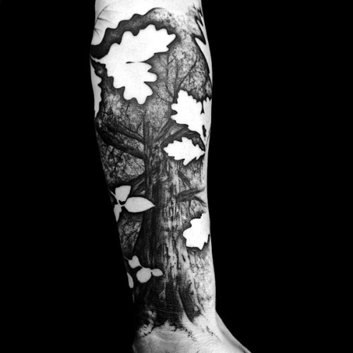 Negativní prostorové tetovací motivy starý strom na předloktí