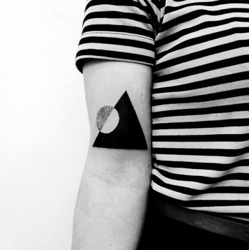 Negativní prostorové tetovací motivy trojúhelník a kruh
