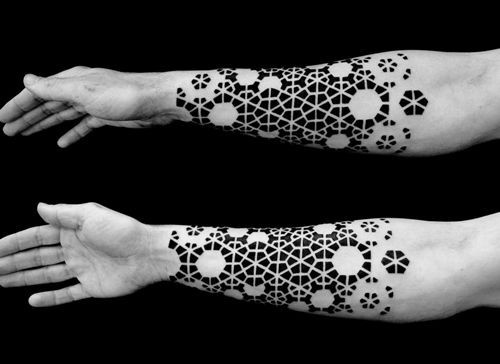 Geometrické a abstraktní motivy tetování negativního prostoru