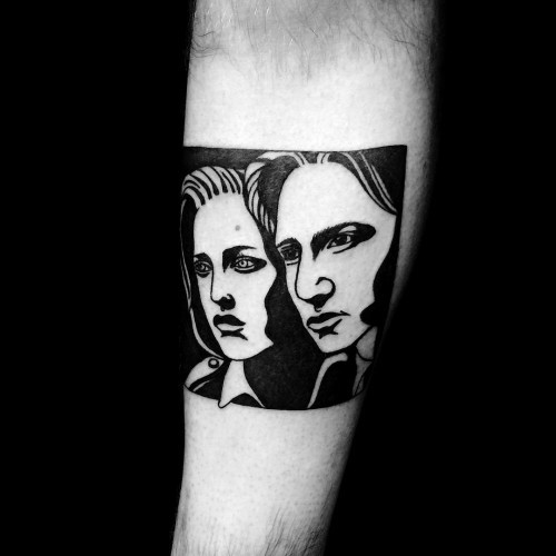 Negativní prostorové tetovací motivy muž a žena na předloktí