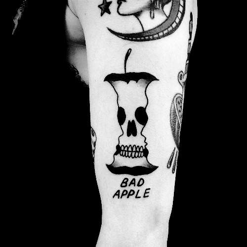 Negativní vesmírné tetovací motivy rubická váza lebka jablka