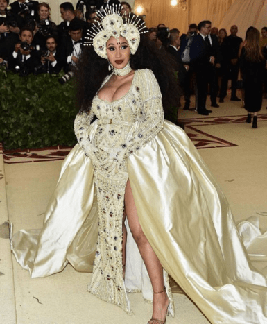 „Cardi B“ buvo tikra deivė 2018 m. „Met Gala“.