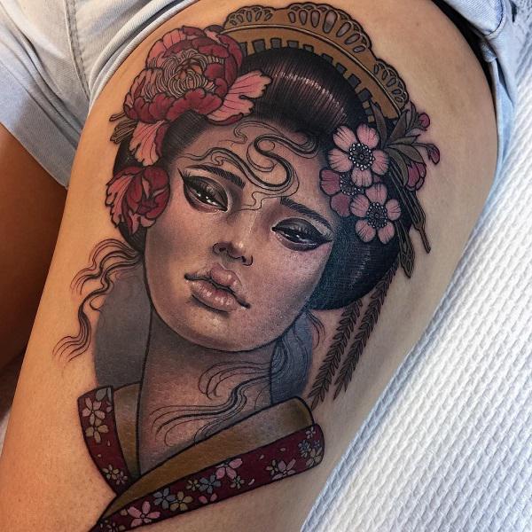 Geišos portreto tatuiruotė ant šlaunies
