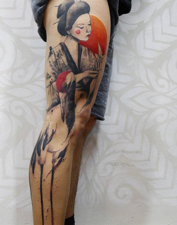 Akvarelės tatuiruotė su geiša, kranu ir saule ant kojos
