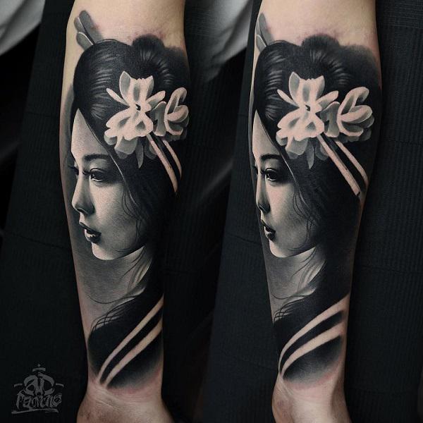 Juodai balta geišos tatuiruotė ant dilbio