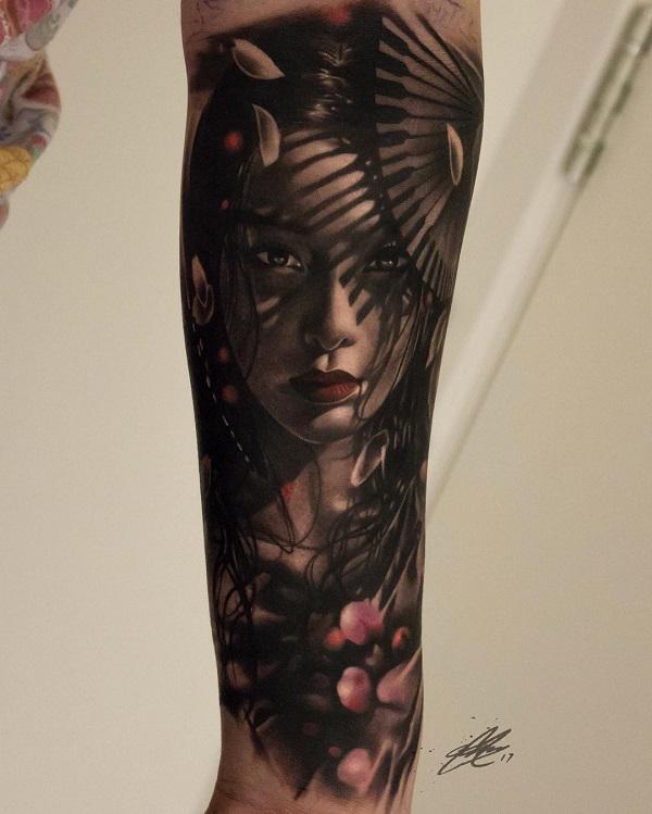 Realistiška japonų tatuiruotė su šešėliu ant dilbio