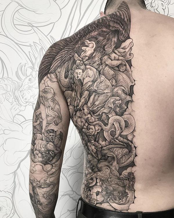 Juoda ir pilka pusės nugaros tatuiruotė su gyvatės, debesies ir fenikso elementais žmogui