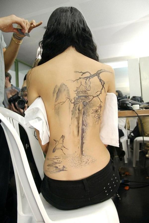 Japonų kraštovaizdžio tatuiruotė