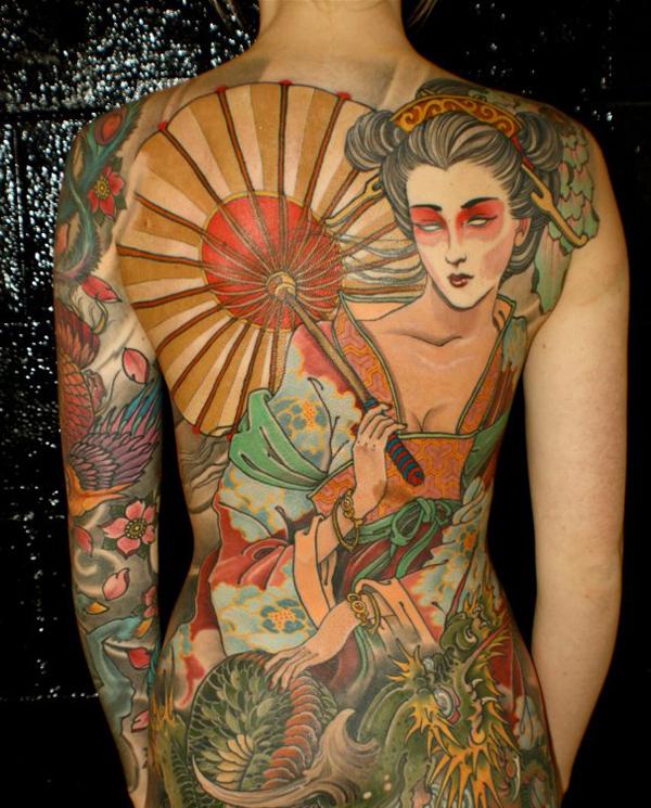 Spalvinga japoniška tatuiruotė su geiša ir feniksu