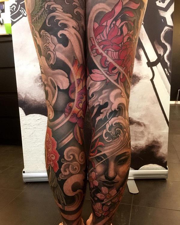 Sudėtinga kojų tatuiruotė su moters banga ir drakonu