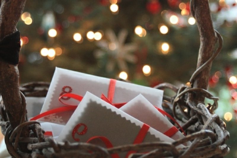 Adventskalender laget av konvolutter kreative ideer Julepynt