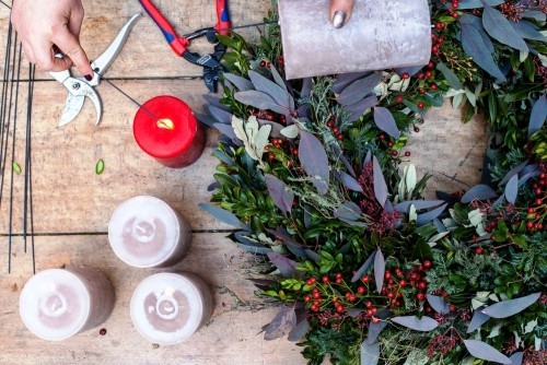 Vyrobte si nádherný adventní věnec z červených bobulí, jedle, vavřínu a svíček ze stromečku