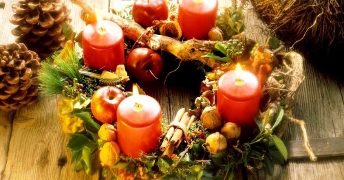 Vyrobte si vlastní adventní věnec s jablky a ořechy
