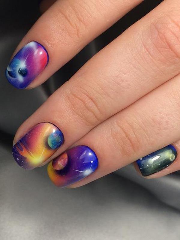 Vytvořte si vlastní airbrush nehty podle aktuálních trendů designu galaxie nail
