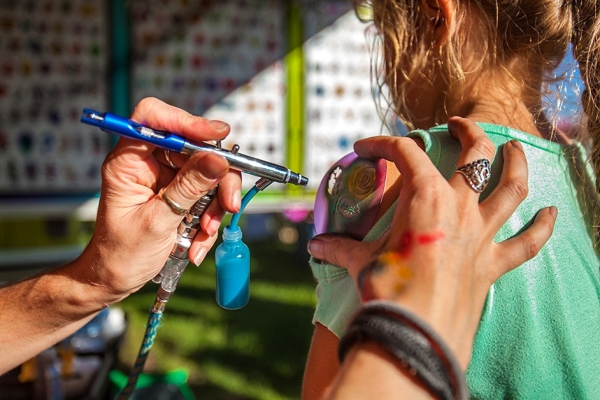 Vyrobte si airbrush nehty sami podle aktuálních trendů