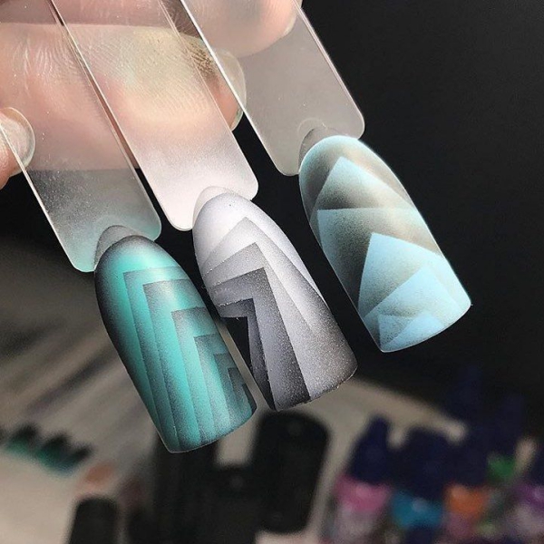 Vyrobte si airbrush nehty sami podle aktuálních trendů, namalujte geometricky akrylové nehty