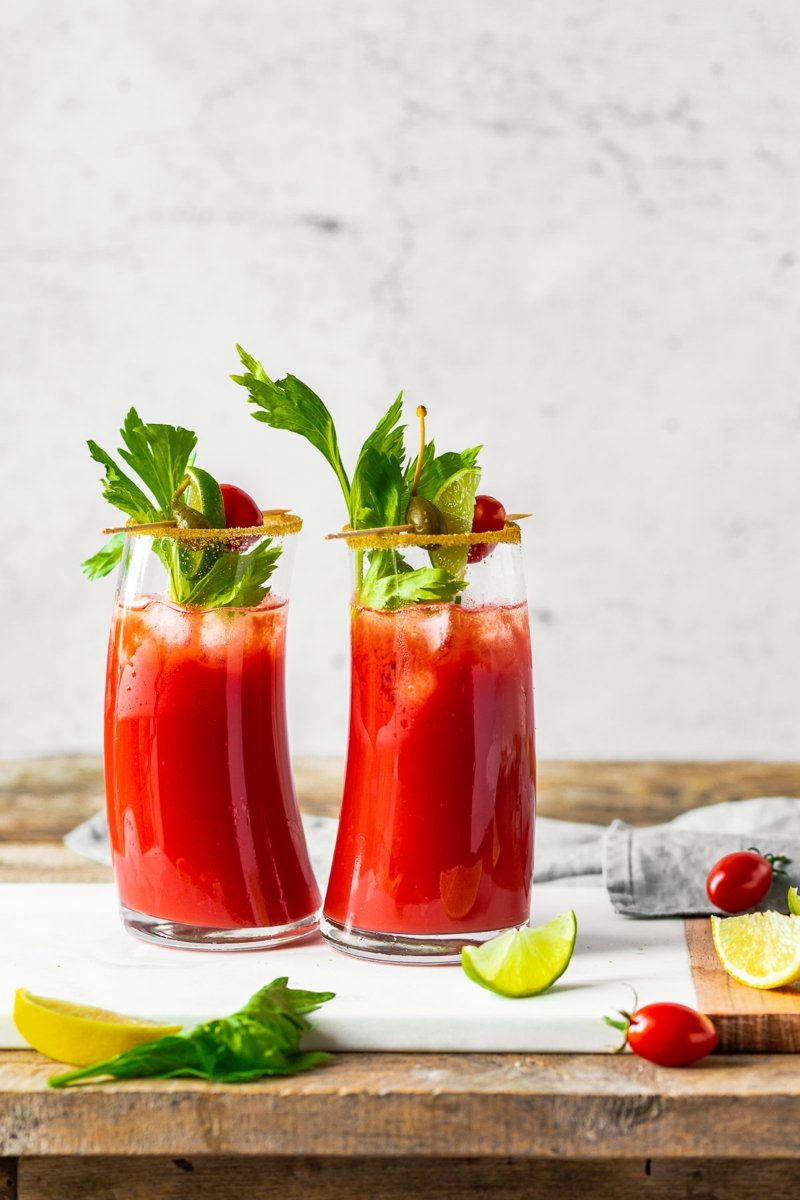 Alkoholfrie cocktailer Bloody Mary med tomatjuice og selleri