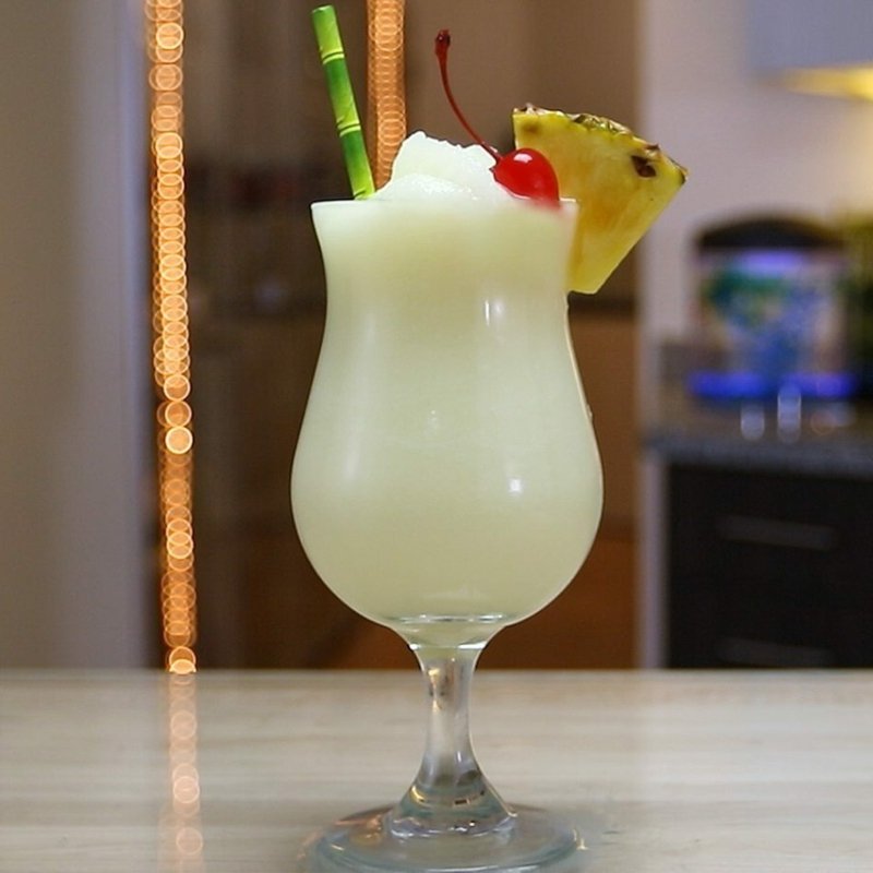 Pina Colada med fløte cocktail kirsebær og ananas