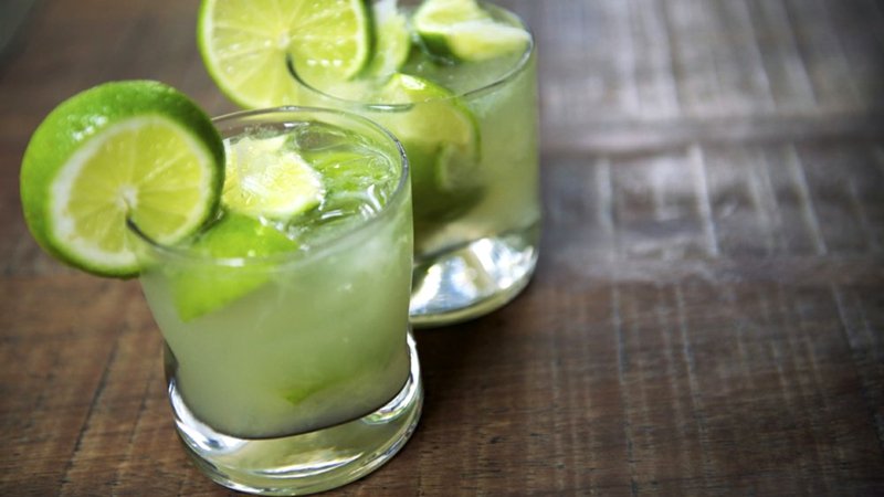 Caipirinha med eplejuice i stedet for alkohol