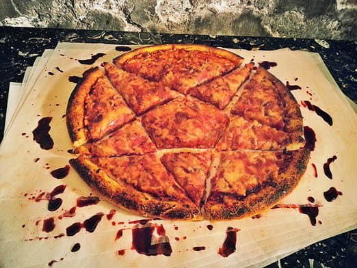 Hurkes & apos; „Slayer Pizza“ netgi gaminama iš bendrystės vaflių plutos!