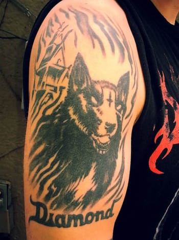 Ši tatuiruotės duoklė jo šuniui Deimantui yra siaubingai nuostabi.