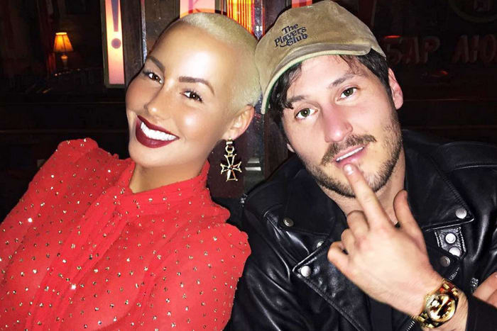 (Amber Rose ir Val Chmerkovskiy fotografavo kartu. Nuotrauka: Amber Rose/„Instagram“) Nors Rose ir Chmerkovskiy draugavo tik maždaug penkis mėnesius prieš išsiskyrimą vasario mėnesį, modelis atrodė rimtai nusiteikusi santykių atžvilgiu, „Instagram“ akimirką pavadinusi Chmerkovskį „mano meile“. iš dviejų dalijasi saldžiu bučiniu. Ir nors jos nauja „Holivudo“ tatuiruotė neatrodo kaip duoklė Chmerkovskijui, su kuriuo ji susipažino atlikdama laidą „Šokiai su žvaigždėmis“, gali būti, kad Rose nusileido po adata dėl masyvios tatuiruotės, kad jaustųsi geriau pora išsiskyrė.