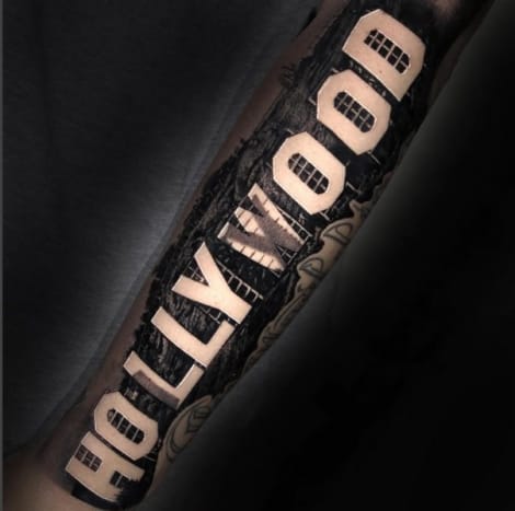 (Naujoji „Amber Rose“ tatuiruotė, padaryta Nikko Hurtado. Nuotrauka: „Amber Rose“/„Instagram“) Nors Rose gimė Pietų Filadelfijoje, šiuo metu ji gyvena Los Andžele, o naujausios tatuiruotės tema pasirinko garsųjį „Holivudo“ ženklą. , padarė garsenybių tatuiruočių dailininkas Nikko Hurtado, „Black Anchor Collective“ tatuiruočių parduotuvės Hesperijoje, Kalifornijoje, savininkas. Laikydamasis perfekcionisto reputacijos, Nikko Hurtado padarė neįtikėtiną darbą ant Rose rankos tatuiruotės, iki pačių „Holivudo“ raidžių, pastolių, laikančių raides, kraštovaizdžio aplink raides ir grandinės grandinės apsauginės tvoros. išjungtas fone. Būtent savo „Instagram“ puslapyje Rose praėjusį mėnesį pasidalino savo nuostabios juodos ir pilkos „Holivudo“ tatuiruotės nuotrauka, ant kurios buvo parašyta: „Mano nauja tatuiruotė. Puikus darbas @nikkohurtado. “ Tą pačią nuotrauką Hurtado paskelbė savo paskyroje, užsimindamas, kad reikia daugiau nuveikti dirbant su Rose puse rankovės. „Ačiū, kad esate kietas ir nekantraujate tai tęsti“,-tatuiruočių meistras parašė akimirksniu ir sušuko Rose. „Laukia daugiau darbų“.