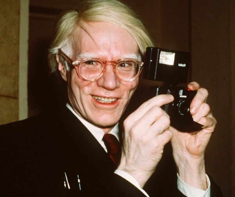 Popový umělec Andy Warhol se usmívá v New Yorku na této souborové fotografii z roku 1976.