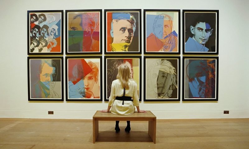 Zaměstnankyně galerie Maddy Adeane pózuje s Andy Warholem