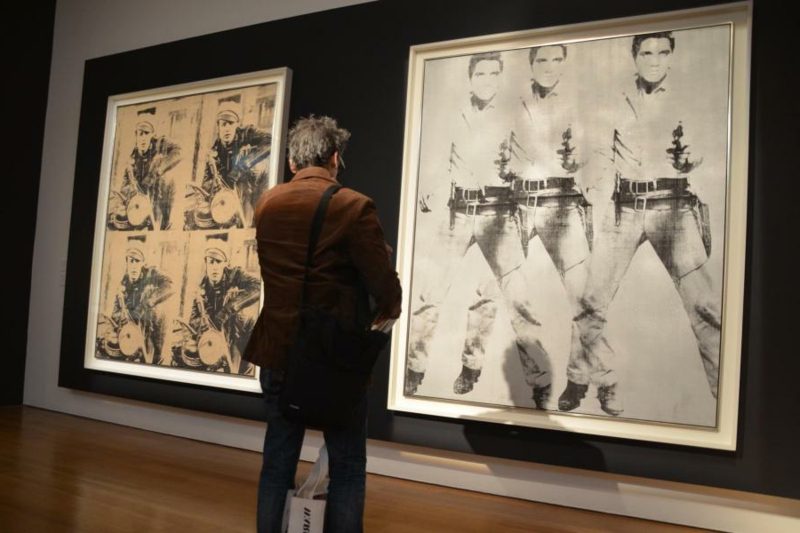 Výroční recenze-2014-aukce-dva-Warholové-obrázky-změněna velikost