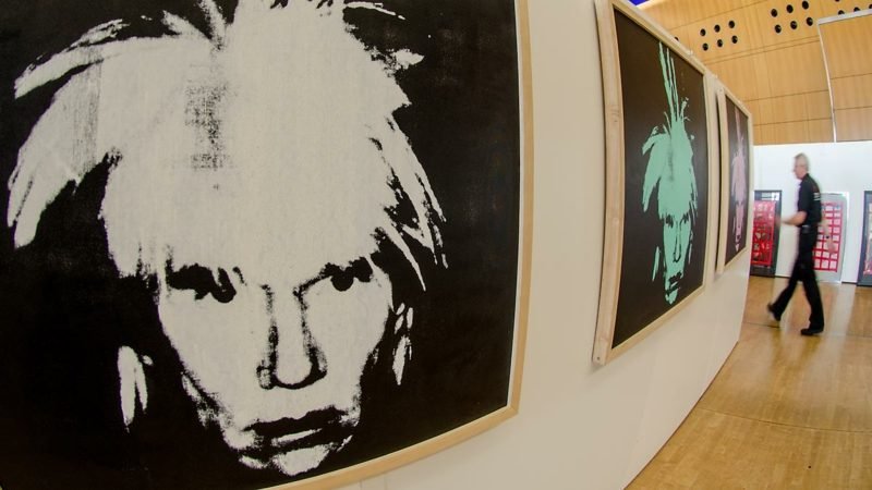 Změna velikosti autoportrétů umělce Andyho Warhola