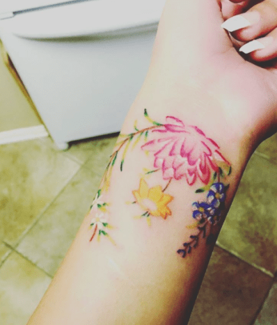 gėlių riešo tatuiruotė