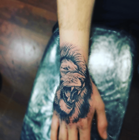 liūto rankos tatuiruotė