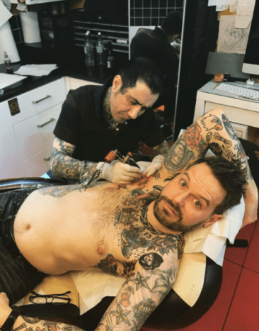 vyras pasidaro tatuiruotę pažastyje