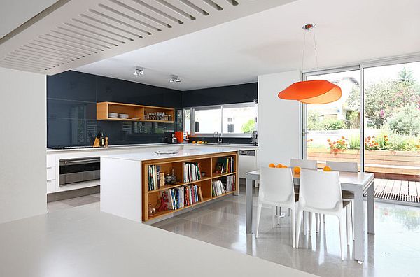 hvitt interiør kjøkken oransje lysekrone moderne renovering